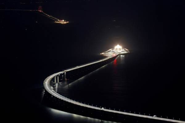 วิวราตรีบริเวณสะพานเชื่อมฮ่องกง-จูไห่-มาเก๊า และทางเข้าลอดอุโมงค์ใต้ทะเลเมื่อวันที่ 21 ต.ค. 2018 (ภาพ รอยเตอร์ส)