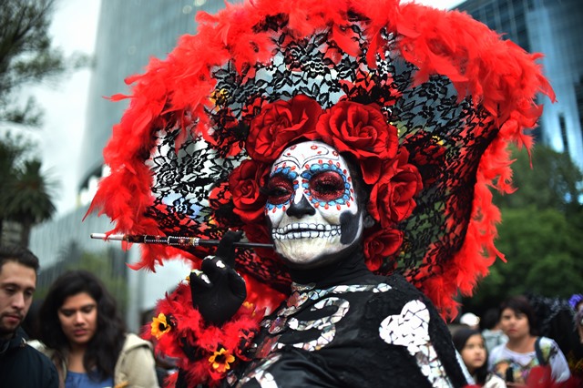 ผู้แต่งกายแฟนซีเป็น “Catrina” เข้าร่วมขบวน Catrinas Parade บนถนน Reforma Avenue ในเม็กซิโกซิตี้ (21 ต.ค.)