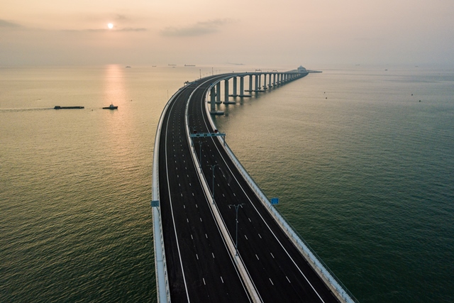 ภาพถ่ายทางอากาศเผยให้เห็นส่วนหนึ่งของสะพานฮ่องกง-จูไห่-มาเก๊า  (Hong Kong-Zhuhai-Macau Bridge - HKZM) สะพานข้ามทะเลที่ยาวที่สุดในโลกซึ่งเชื่อมฮ่องกง มาเก๊า และแผ่นดินใหญ่เปิดใช้งานเมื่อวันที่ 23 ตุลาคม 