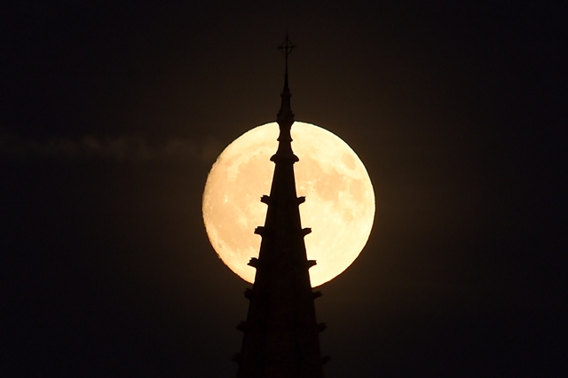 พระจันทร์เต็มดวงขึ้นหลังหอโบสถ์แห่งในเมืองแซ็งเตมีลียง ทางตะวันตกเฉียงใต้ของฝรั่งเศส (23 ต.ค.)