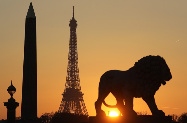 พระอาทิตย์ตกหลังหอไอเฟล ประติมากรรมต่างๆ และเสาโอเบลิกของอียิปต์บริเวณ Place de la Concorde ในกรุงปารีส (25 ต.ค.)