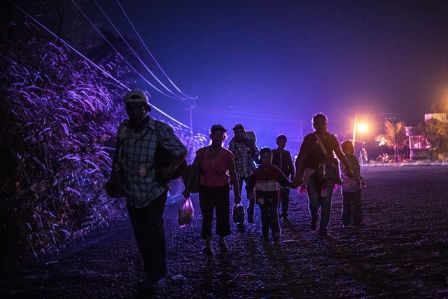 ผู้อพยพชาวฮอนดูรัสที่เข้าร่วมคาราวานมุ่งหน้าสู่สหรัฐฯ กำลังเดินในเมืองฮูอิกซ์ตลา รัฐเชียปัส ของเม็กซิโก (24 ต.ค.)