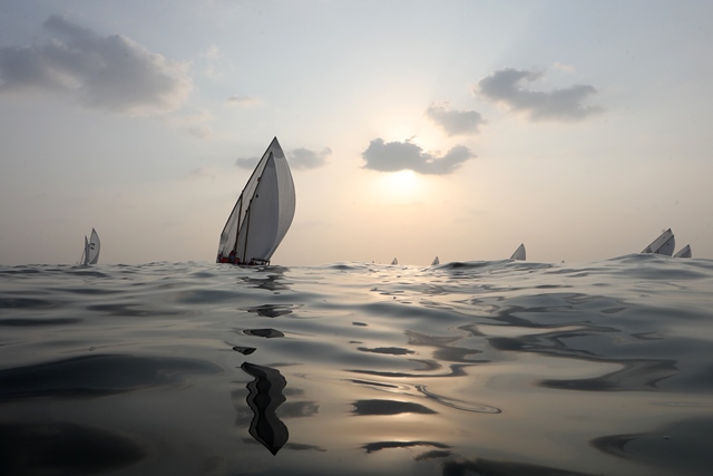ผู้เข้าแข่งขันชาวเอมิเรตส์แล่นเรือใบของเขาในขณะที่พวกเขาเข้าร่วมเทศกาล Dalma Sailing Festival นอกชายฝั่งดัลมาในอ่านเปอร์เซีย ห่างจากกรุงอาบูดาบีราว 40 กิโลเมตร (25 ต.ค.)