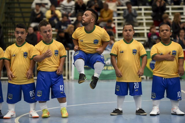 นักฟุตบอลของบราซิลกำลังรอเริ่มการแข่งขัน Dwarf Copa America กับทีมชาติโมรอคโคที่ Ferro Carril Oeste Club ในบัวโนสไอเรส (25 ต.ค.)