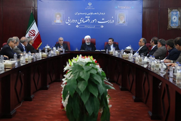&lt;i&gt;ประธานาธิบดีฮัสซัน รูฮานี ของอิหร่าน (กลาง) เข้าร่วมการประชุมคณะรัฐมนตรีในกรุงเตหะราน เมื่อวันจันทร์ (5 พ.ย.) ในภาพที่เผยแพร่โดยสำนักประธานาธิบดีอิหร่าน  ทั้งนี้รูฮานีกล่าวปราศรัยถ่ายทอดทีวีในวันเดียวกันว่า อิหร่านจะสามารถผ่านพ้นการแซงก์ชั่นที่ผิดกฎหมายและไร้เหตุผลของสหรัฐฯไปได้ &lt;/i&gt;