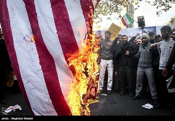 &lt;i&gt;ชาวอิหร่านเผาธงชาติอเมริกัน ระหว่างการชุมนุมในกรุงเตหะรานเมื่อวันอาทิตย์ (4 พ.ย.) &lt;/i&gt;