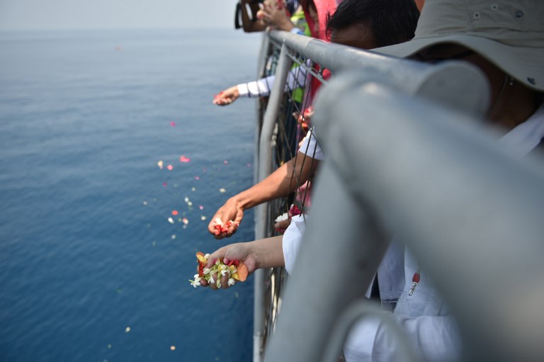 &lt;i&gt;ญาติๆ ของเหยื่อผู้เสียชีวิตในเที่ยวบิน เจที 610 ของสายการบินไลอ้อนแอร์ โปรยดอกไม้ลงไปในน้ำเมื่อวันอังคาร (6 พ.ย.) ขณะพวกเขาเดินทางด้วยเรือของกองทัพเรืออินโดนีเซีย ไปเยือนสถานที่เครื่องบินโบอิ้ง 737 แมกซ์ 8 ลำนี้ตกในทะเลชวา  &lt;/i&gt;