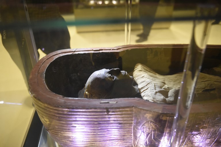 มัมมี่ของธูยาที่จัดแสดงภายในพิพิธภัณฑ์อียิปต์ระหว่างการฉลอง 116 ปีของพิพิธภัณฑ์ (Khaled DESOUKI / AFP) 