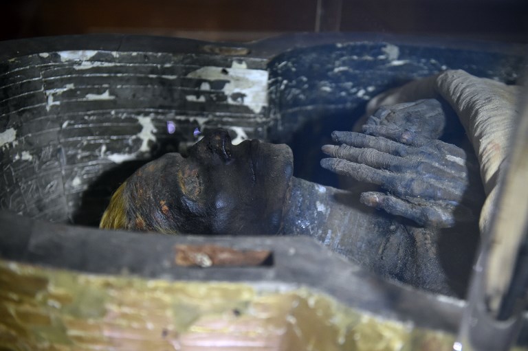  มัมมี่ของยูยาที่จัดแสดงภายในพิพิธภัณฑ์อียิปต์ระหว่างการฉลอง 116 ปีของพิพิธภัณฑ์ (Khaled DESOUKI / AFP) 