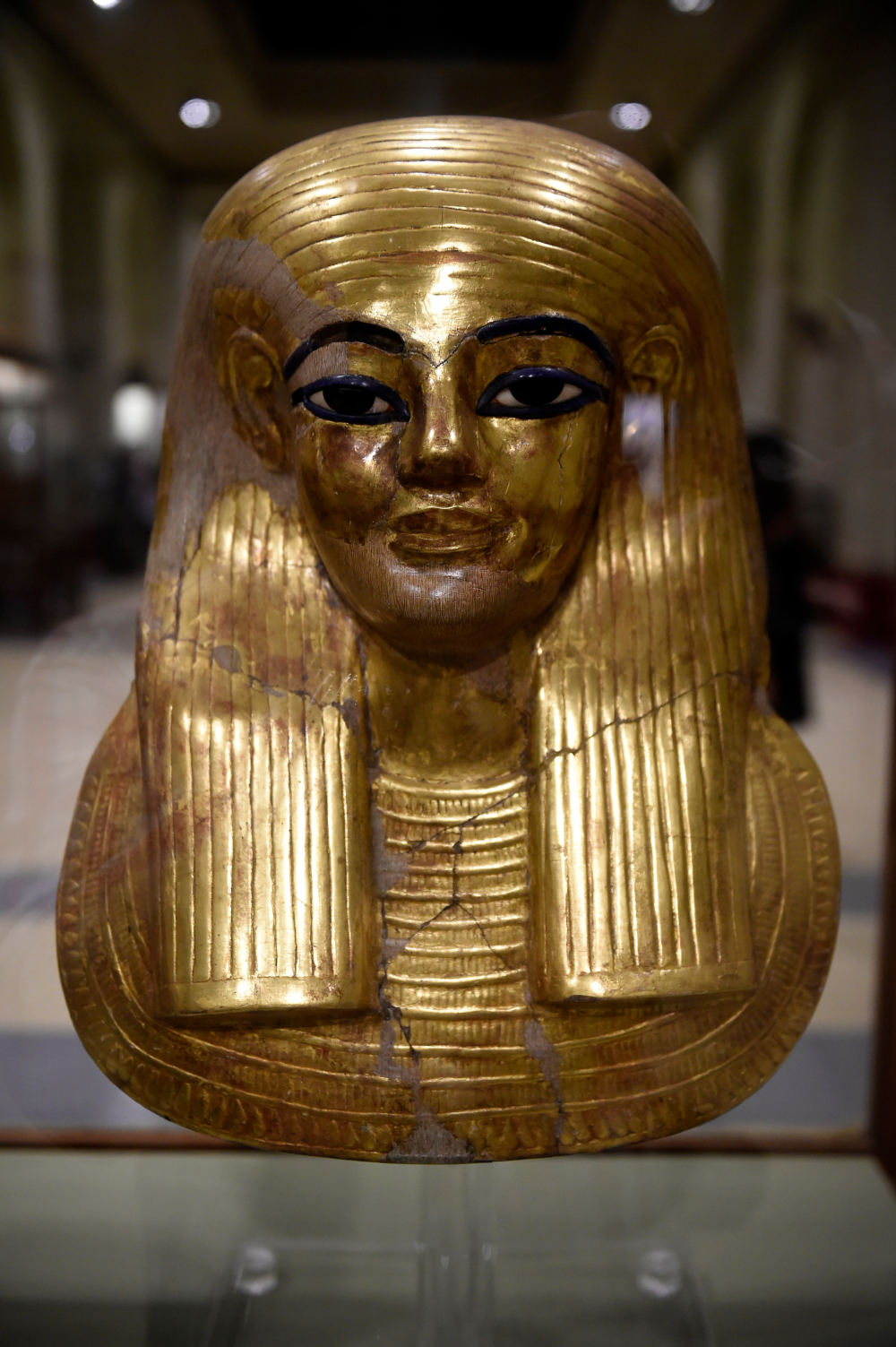 หน้ากากกระดาษชุบทองของยูยา ที่จัดแสดงในพิพิธภัณฑ์อียิปต์ ระหว่างการฉลอง 116 ปี ของพิพิธภัณฑ์อียิปต์ในไคโร (Khaled DESOUKI / AFP) 