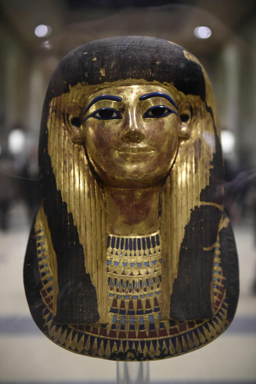  หน้ากากกระดาษชุบทองของธูยา ที่จัดแสดงในพิพิธภัณฑ์อียิปต์ ระหว่างการฉลอง 116 ปี ของพิพิธภัณฑ์อียิปต์ในไคโร (Khaled DESOUKI / AFP) 