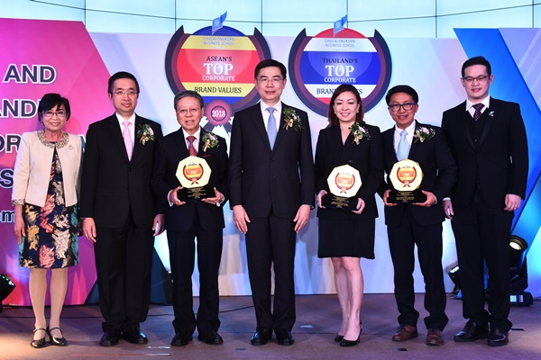 ศ.ดร.บัณฑิต เอื้ออาภรณ์ อธิการบดี จุฬาลงกรณ์มหาวิทยาลัย ประธานจัดงานมอบรางวัลเกียรติยศ ASEAN’s Top Corporate Brands 2018 ร่วมด้วย ศ.ดร.กุณฑลี รื่นรมย์ และ ดร.เอกก์ ภทรธนกุล แห่งคณะพาณิชยศาสตร์และการบัญชี ในฐานะผู้สร้างเครื่องมือวัดมูลค่าแบรนด์องค์กร CBS Valuation (Corporate Brand Success Valuation) ร่วมแสดงความยินดี