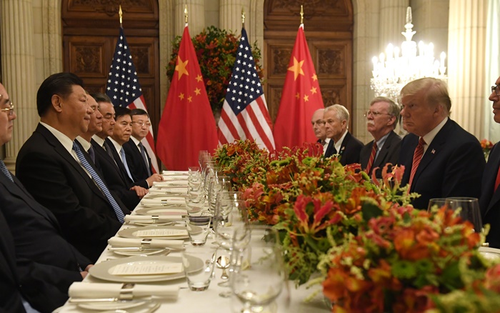 &lt;i&gt;ประธานาธิบดีสี จิ้นผิง ของจีน (ที่2 จากซ้าย) พร้อมคณะผู้แทนฝ่ายจีน จัดการประชุมบนโต๊ะดินเนอร์ กับประธานาธิบดีโดนัลด์ ทรัมป์ ของสหรัฐฯ (ที่2 จากขวา) และคณะผู้แทนฝ่ายอเมริกัน ภายหลังสิ้นสุดการประชุมซัมมิตกลุ่ม จี20 ที่กรุงบัวโนสไอเรส ประเทศอาร์เจนตินา คืนวันเสาร์ (1 ธ.ค.) &lt;/i&gt;