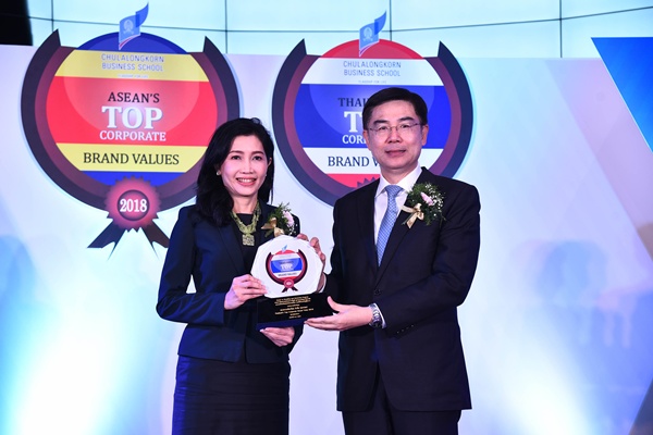 นางสาวขัตติยา อินทรวิชัย กรรมการผู้จัดการ ธนาคารกสิกรไทย รับรางวัลเป็นปีที่ 2 ติดต่อกัน ในหมวดธุรกิจธนาคารด้วยมูลค่าแบรนด์องค์กร 135,297 ล้านบาท