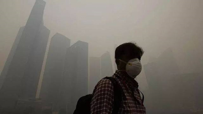 ผู้ชายชาวจีนในกรุงปักกิ่ง สวมหน้ากากป้องกันฯ ในวันที่มีมลพิษปกคลุม (ที่มา เอเจนซี่)