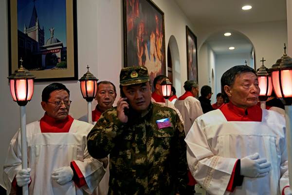 ชาวคริสต์คาทอลิกในจีนเข้าร่วมพิธีมิสซาในวันคริสต์มาส อีฟในนครเซี่ยงไฮ้ (ภาพ รอยเตอร์ส)