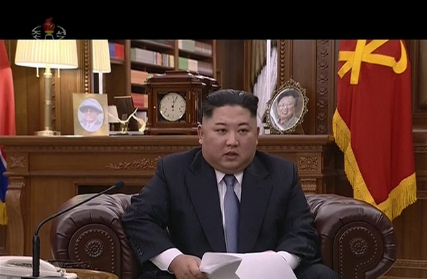  ภาพที่ถ่ายจากวิดีโอซึ่งเผยแพร่โดยสถานีวิทยุและโทรทัศน์ของทางการเกาหลีเหนือเมื่อวันอังคาร (1 ม.ค.)  ขณะผู้นำโสมแดง คิม จองอึน กล่าวปราศรัยเนื่องในวันขึ้นปีใหม่ 