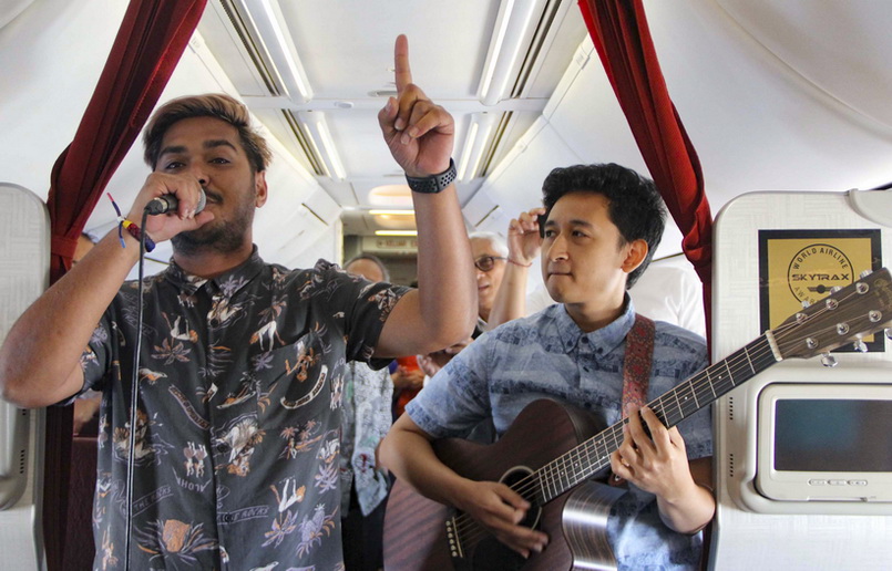 นักดนตรีชาวอิเหนา 2 คนขณะทำการแสดงสดบนเครื่องบินการูดาอินโดนีเซีย เส้นทางจาการ์ตา-บาหลี เมื่อวันที่ 9 ม.ค. 