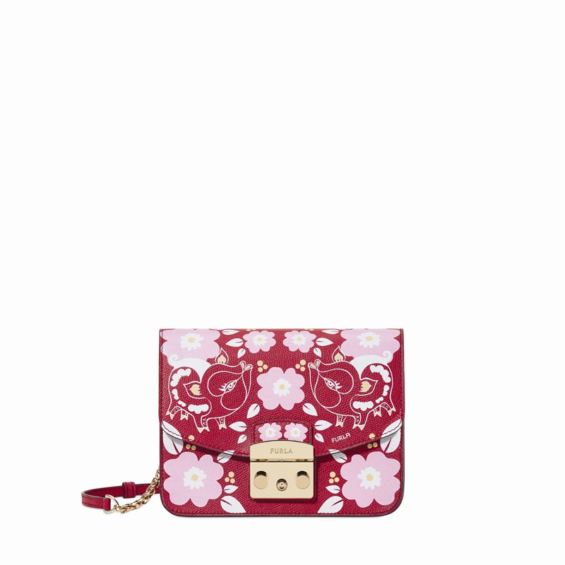 กระเป๋าที่ทำขึ้นแบบพิเศษอ้างอิงตามหลักปีนักษัตรในปี 2019 สวยหวานด้วยดอกไม้สีชมพูและกลีบดอกไม้สีขาว ราคา 16,500 บาท จาก Furla