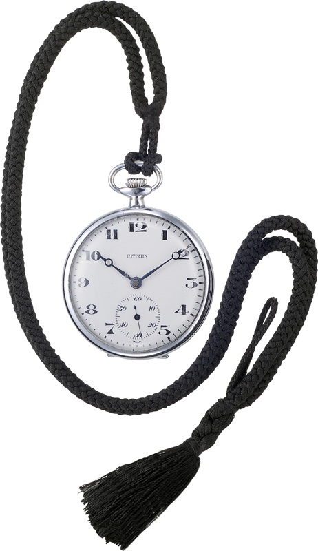 ปี 1924คำว่า CITIZEN ได้ถูกประทับลงบนหน้าปัดนาฬิกาพกเรือนแรกของสถาบันวิจัยนาฬิกา Shokosha หนึ่งในนาฬิการุ่นแรกถูกจำหน่ายให้เจ้าชายโชวะ (มกุฎราชกุมารในขณะนั้น) ต่อมาทรงเป็นจักรพรรดิพระองค์ที่ 124 ของญี่ปุ่น  