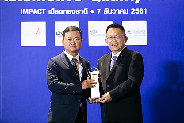 รถนั่งส่วนบุคคล ขนาดเล็ก / โตโยต้า วีออส รับรางวัล โดย บิณฑ์ สินรุ่งเรือง ผู้ช่วยกรรมการผู้จัดการใหญ่ บริษัท โตโยต้า มอเตอร์ ประเทศไทย จำกัด 