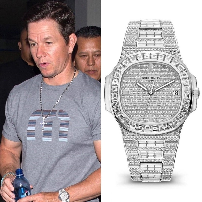 ขาเก๋าอย่างพี่ Mark Wahlberg นั้นนอกจากจะสะสมนาฬิกา Rolex แล้ว พี่แกยังมี Patek Philippe อยู่ด้วย หนึ่งในรุ่นที่แกสะสมคือ Nautilus 18K White Gold 5719/10G-010 ซึ่งเป็นอีกรุ่นยอดนิยมที่มักสะสมกัน สนนราคาอยู่ที่ 420,000 $ หรือราว 13.1 ล้านบาท  