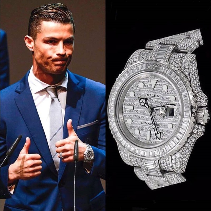 เทพบุตรลูกหนังอย่าง Cristiano Ronaldo ก็สะสมนาฬิกาหรูๆ ไว้ไม่น้อยแต่แบรนด์ที่เขาชอบแบรนด์หนึ่งเลยก็คือ Rolex โดยรุ่นหนึ่งที่พี่หล่อครอบครองอยู่ก็คือ Rolex GMT-MASTER II สนนราคา 500,000 $ หรือราว 15.6 ล้านบาท 