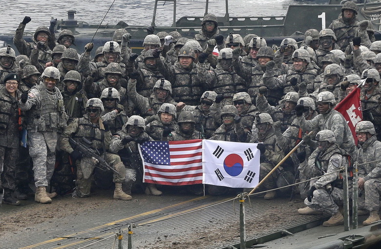 ทหารสหรัฐฯ และเกาหลีใต้เข้าร่วมปฏิบัติการซ้อมรบเพื่อป้องกันการรุกรานจากเกาหลีเหนือที่เมืองยอนชอน เมื่อเดือน ธ.ค. ปี 2015 (แฟ้มภาพ – AP) 