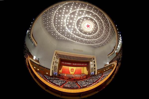 กลุ่มผู้แทนประชาชนทั่วประเทศจีน ราว 3,000 คน เข้าร่วมการประชุมสภาผู้แทนประชาชนแห่งชาติจีน หรือสภานิติบัญญัติ ณ มหาศาลาประชาชน กรุงปักกิ่ง วันนี้(5 มี.ค.) (ภาพ รอยเตอร์ส)