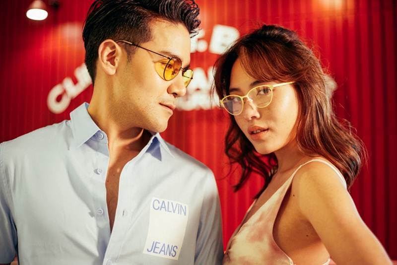 กันต์สวมแว่นตาเลนส์สี Ray-Ban 7,700 บาท จากร้าน Luxoptic มินท์สวมแว่นตากรอบสีสัน Calvin Klein 8,500 บาท จากร้าน Infinite Gallery