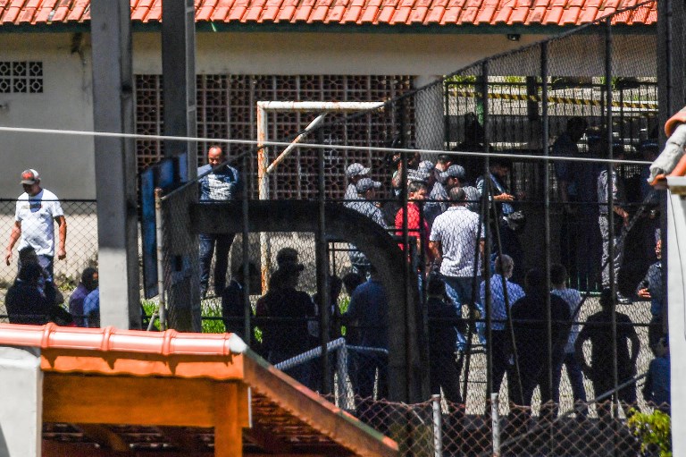 ตำรวจอยู่ระหว่างตรวจสอบจุดเกิดเหตุภายในโรงเรียนมัธยม ราอูล บราซิล ใกล้ๆ เมืองเซาเปาลู หลังคนร้าย 2 คนบุกเข้าไปกราดยิงนักเรียนและเจ้าหน้าที่เสียชีวิตรวม 8 คน เมื่อวันพุธ (13 มี.ค.) 
