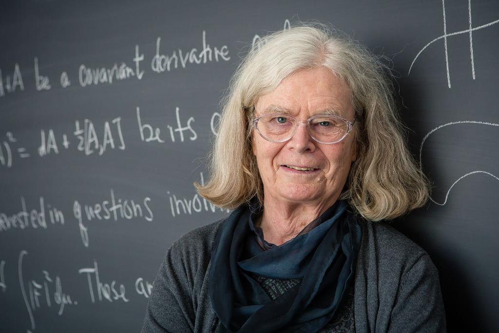 คาเรน อูห์เรนเบค นักคณิตศาสตร์หญิงคนแรกที่ได้รับรางวัลเอเบิลไพร์ซ (Andrea KANE / Norwegian Academy of Science and Letters / AFP)  