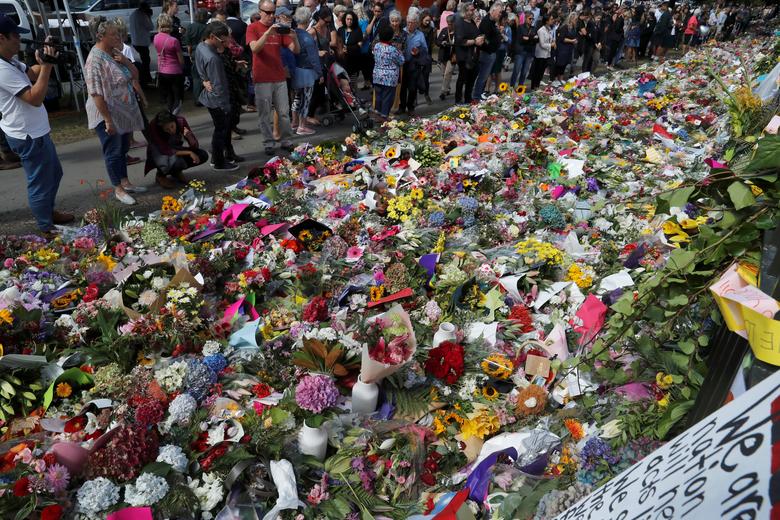 ดอกไม้จำนวนมากถูกนำมาวางเพื่อไว้อาลัยให้แก่ผู้เสียชีวิตจากเหตุกราดยิงมัสยิดในนิวซีแลนด์