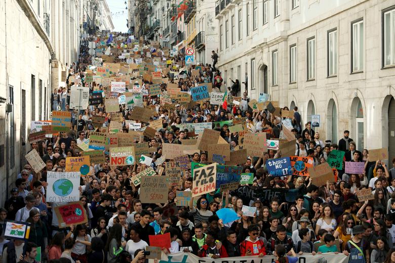 บรรดานักเรียนในลิสบอน ประเทศโปรตุเกส ออกมาเดินขบวนเรียกร้องเกี่ยวกับเรื่องโลกร้อน