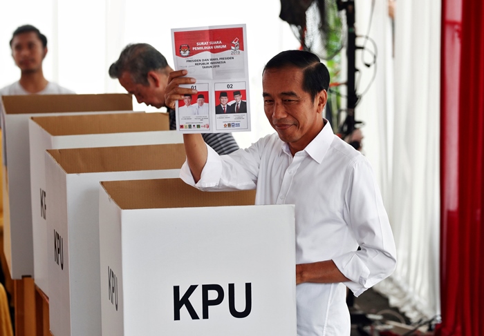 <i>ประธานาธิบดีโจโค วิโดโด ของอินโดนีเซีย โชว์บัตรเลือกตั้งประธานาธิบดีที่เขาได้รับ ขณะกำลังลงคะแนนที่หน่วยเลือกตั้งแห่งหนึ่งในกรุงจาการ์โต เมื่อวันพุธ (17 เม.ย.) </i>