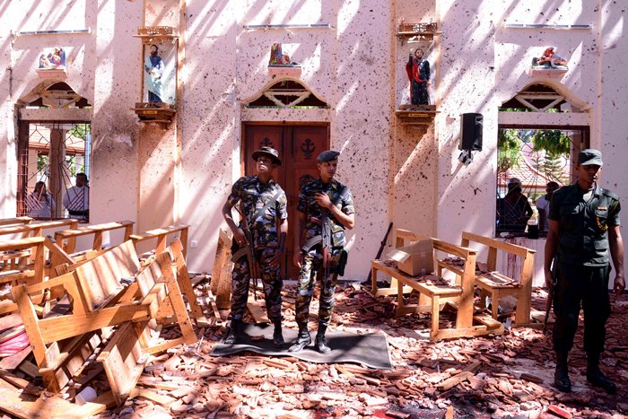 <i>ทหารศรีลังกาเข้าไปดูสภาพข้างในโบสถ์เซนต์เซบาสเตียน ซึ่งถูกโจมตีด้วยระเบิด ในเมืองเนกอมโบ ทางเหนือของกรุงโคลัมโบ </i>
