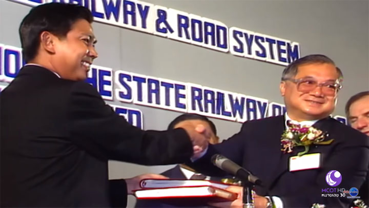 การเซ็นสัญญาระหว่างกระทรวงคมนาคม การรถไฟฯ กับบริษัทโฮปเวลล์ เมื่อวันที่ 9 พ.ย. 2533 (ภาพจากรายการข่าวดังข้ามเวลา สำนักข่าวไทย)
