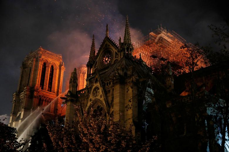 ภาพเหตุการณ์ขณะเจ้าหน้าที่พยายามดับเพลิงที่ลุกไหม้มหาวิหารน็อทร์-ดามแห่งปารีส