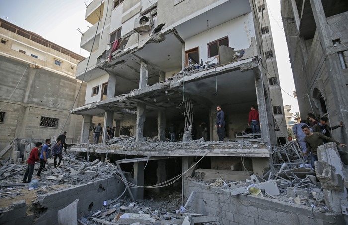 <i>ชาวปาเลสไตน์ตรวจดูความเสียหายของอาคารหลังหนึ่งซึ่งตกเป็นเป้าโจมตีทางอากาศของฝ่ายอิสราเอล เมื่อวันอาทิตย์ (5 พ.ค.) อาคารหลังนี้อยู่ในเมืองราฟาห์ ทางตอนใต้ของฉนวนกาซา </i>