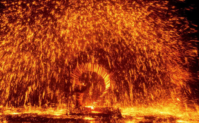 ประเพณีดอกไม้ไฟเฉลิมฉลองเทศกาลฤดูใบไม้ผลิ ในเขตยู่เซียน เมืองจางเจียโข่ว มณฑลเหอเป่ย  [ภาพโดย เหลิงซินหยู / ไชน่าเดลี]