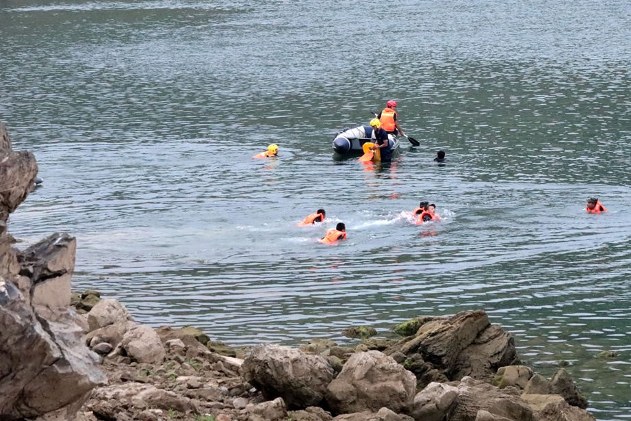 เจ้าหน้าที่กู้ภัยจีนต่างเร่งมือค้นหาเหยื่อจากเรือที่เกิดพลิกคว่ำในแม่น้ำเป่ยพาน(Beipan River) หมู่บ้านบันฮวน (Banhuan) มณฑลกุ้ยโจว  พบเรือพลิกคว่ำครั้งนี้มีผู้เสียชีวิตไม่ต่ำกว่า 10 คน และสูญหายอีก 3 คน หลังจากเรือโดยสารเฟอร์รีที่ใช้ข้ามฟากมาเกิดล่ม ภาพประจำวันศุกร์(24) ภาพเอเอฟพี 