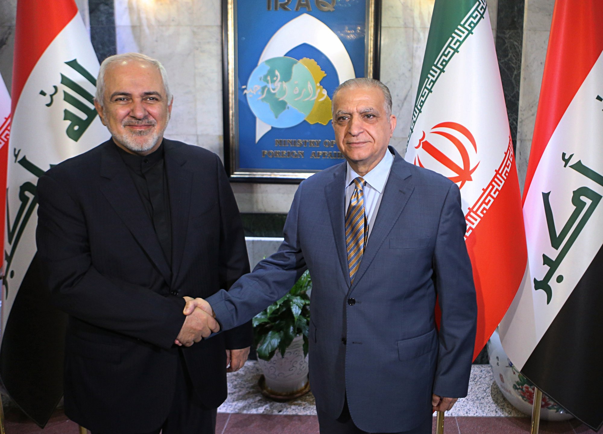 โมฮัมหมัด จาวัด ซารีฟ รัฐมนตรีต่างประเทศของอิหร่าน (คนซ้าย) จับมือกับ โมฮัมเหม็ด อัล – ฮาคิม  รัฐมนตรีต่างประเทศของอิรัก (คนขวา) ขณะทำการแถลงข่าวร่วมกัน