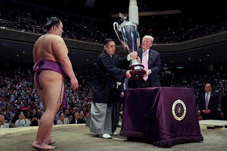 ประธานาธิบดี โดนัลด์ ทรัมป์ ของสหรัฐฯ มอบถ้วยรางวัลให้กับผู้ชนะการแข่งขันซูโม่ ขณะเยือนญี่ปุ่น