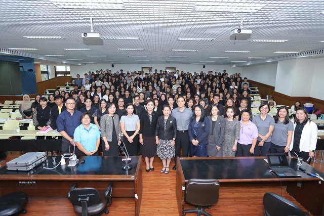 ผู้บริหารกลุ่มบริษัท ดาว ประเทศไทย ถ่ายภาพร่วมกับคณะครู