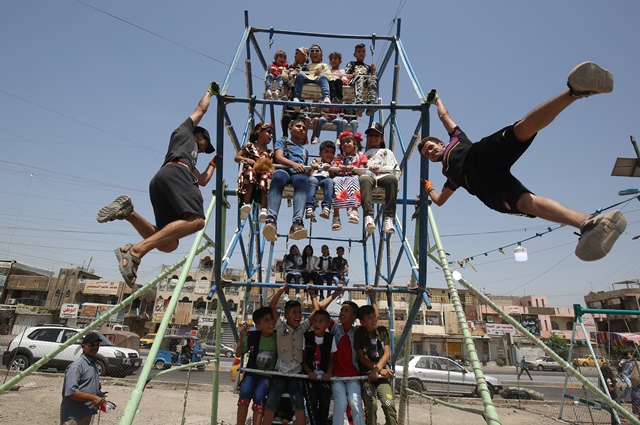 เด็กอิรักเล่นในสวนสนุกในเมืองซัดร์ซิตี้ทางตะวันออกของแบกแดดในระหว่างวันอีด เมื่อวันที่ 5 มิถุนายน