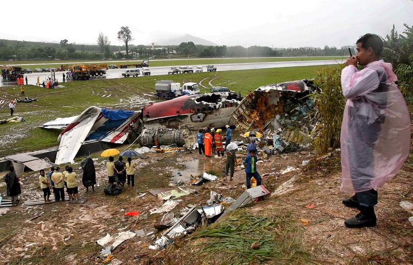 เจ้าหน้าที่กู้ภัยเข้าตรวจสอบซากเครื่องบินโดยสาร MD-82 ของสายการบินวันทูโก ซึ่งประสบอุบัติเหตุลื่นไถลตกรันเวย์และเกิดไฟลุกไหม้ที่สนามบินภูเก็ต เมื่อวันที่ 16 ก.ย. ปี 2007 (แฟ้มภาพ – AFP)
