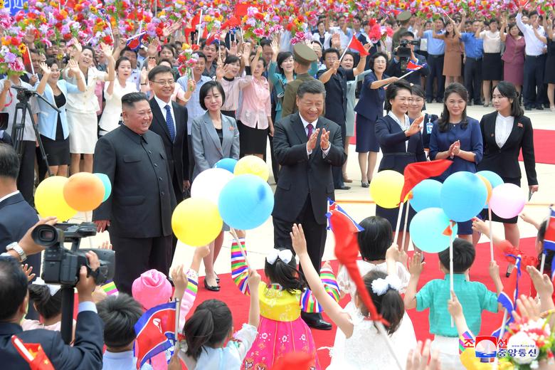 ประธานาธิบดี สี จิ้นผิง ของจีน ได้รับการต้อนรับอย่างยิ่งใหญ่และอบอุ่นขณะเดินทางเยือนเกาหลีเหนือ