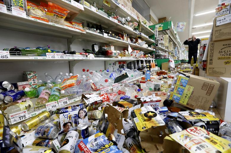 ข้าวของในร้านซูเปอร์มาร์เก็ตหล่นกระจัดกระจาย จากเหตุแผ่นดินไหวในจังหวัดยามากาตะ ประเทศญี่ปุ่น
