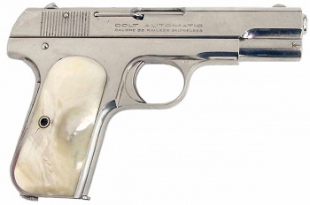 Colt Model 1903 Pocket Hammerless : ใช้กระสุนขนาด .32 ACP เป็นปืนประจำกายของวินส์ตัน ผู้จัดการโรงแรมคอนติเนนทัล