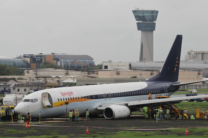 เครื่องบินโดยสาร โบอิ้ง 737-800 ของสายการบินสไปซ์เจ็ต ขณะจอดคาอยู่ที่ท่าอากาศยานเมืองมุมไบ ประเทศอินเดีย เมื่อวันอังคาร (2 ก.ค.) ภายหลังร่อนลงจอดช่วงก่อนเวลา 24.00 น.ของคืนวันจันทร์ (1) แล้วลื่นไถลจนออกนอกรันเวย์  สืบเนื่องจากฝนที่ตกกระหน่ำหนัก